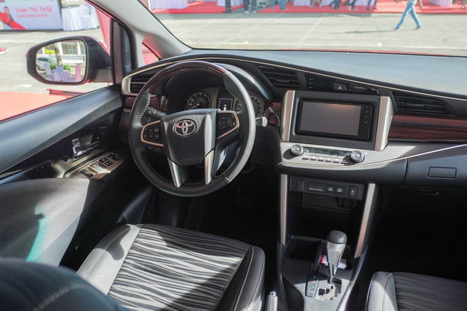 can canh toyota innova venturer gia 855 trieu dong