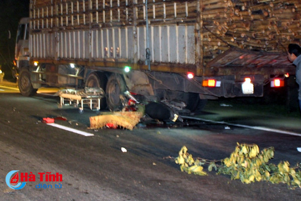 dam duoi xe tai nguoi di xe may tu vong tai cho