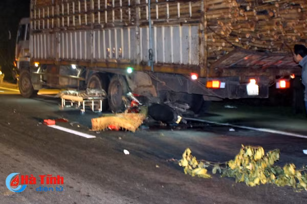 dam duoi xe tai nguoi di xe may tu vong tai cho