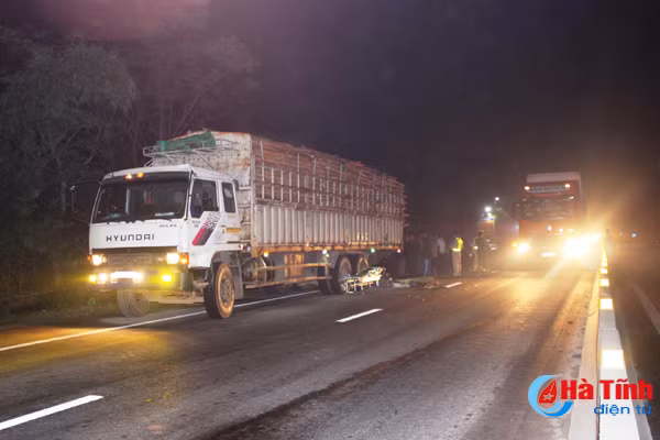 dam duoi xe tai nguoi di xe may tu vong tai cho