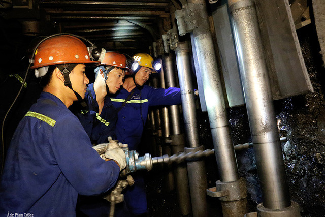 khoanh khac chan that ve cuoc song cua nhung nguoi tho mo o quang ninh