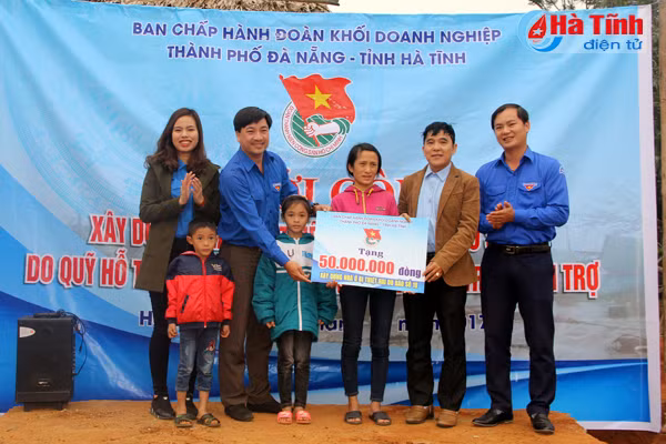trao nha khan quang do cho gia dinh hoc sinh kho khan