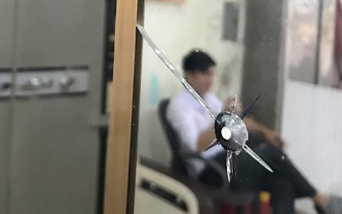 Viên đạn bị hung thủ bắn ra vẫn còn găm trên mặt kính tại hiện trường ten cuop bit mat tao ton no sung cuop ngan hang agribank