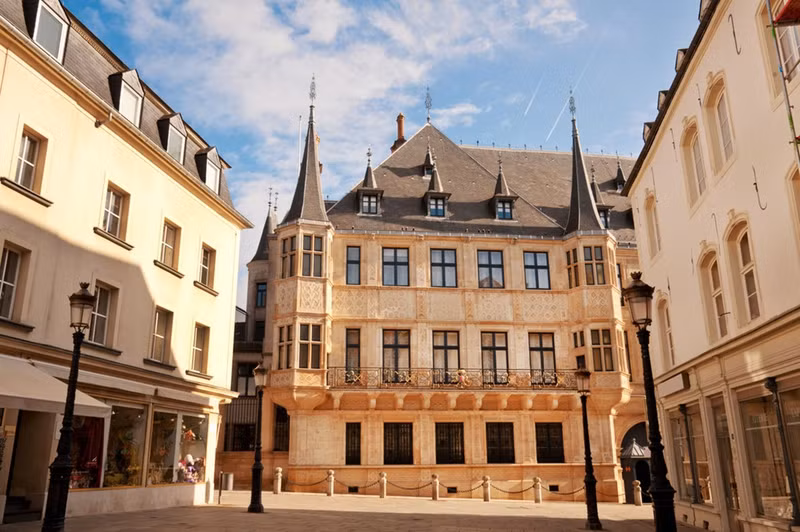Cung điện Grand Ducal, Luxembourg: Cung điện Grand Ducal nằm ở miền Nam Luxembourg là nơi ở chính thức của đại công tước Luxembourg, đồng thời, đây cũng là nơi ông xử lý các công việc trong vai trò người đứng đầu Nhà nước. Tại tầng trệt của cung điện là các phòng tổ chức họp và tọa đàm. Bên cạnh đó, vào đêm Giáng sinh, lời chúc của đại công tước sẽ được gửi đi từ phòng Màu Vàng. Ảnh: Natalia Bratslavsky. 10 cung dien xa hoa cua hoang gia o chau au