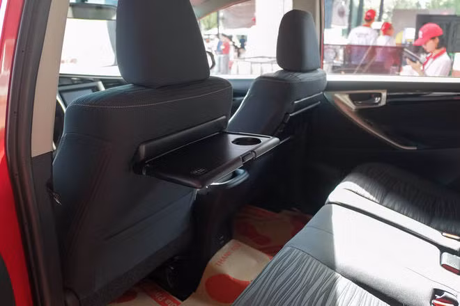 can canh toyota innova venturer gia 855 trieu dong