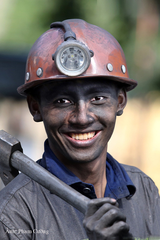 khoanh khac chan that ve cuoc song cua nhung nguoi tho mo o quang ninh