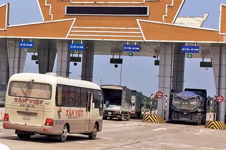 Hiện nay, Bộ GTVT đã thực hiện miễn giảm giá vé tại 13 trạm thu giá (Trong ảnh: Trạm BOT cầu Hạc Trì) - Ảnh: Tạ Tôn co bao nhieu tram bot da giam gia ve