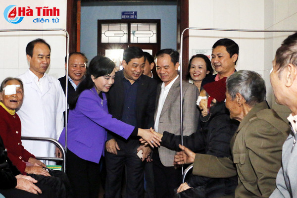 thay thuy tinh the cho 150 nguoi dan ha tinh ngay tren xe o to luu dong