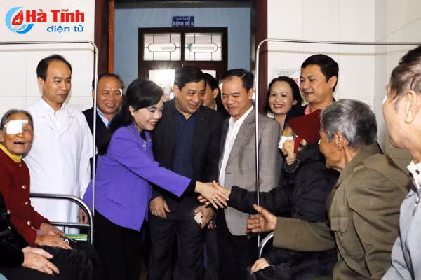 thay thuy tinh the cho 150 nguoi dan ha tinh ngay tren xe o to luu dong