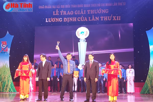 2 thanh nien ha tinh vinh du nhan giai thuong luong dinh cua
