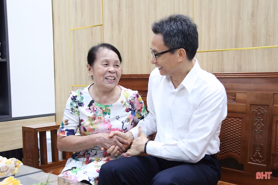 Phó Thủ tướng Vũ Đức Đam thăm hỏi nữ Anh hùng lực lượng vũ trang Nhân dân La Thị Tám