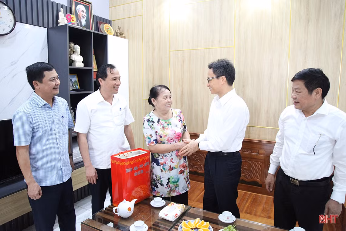 Phó Thủ tướng Vũ Đức Đam thăm hỏi nữ Anh hùng lực lượng vũ trang Nhân dân La Thị Tám