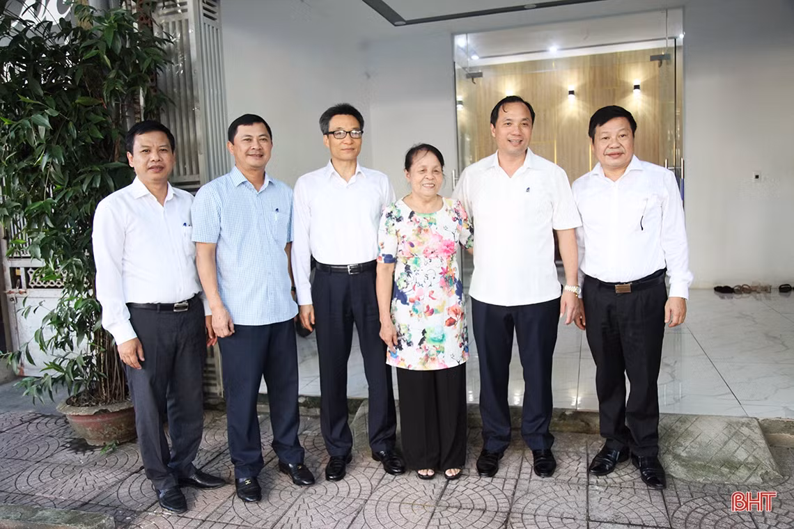 Phó Thủ tướng Vũ Đức Đam thăm hỏi nữ Anh hùng lực lượng vũ trang Nhân dân La Thị Tám