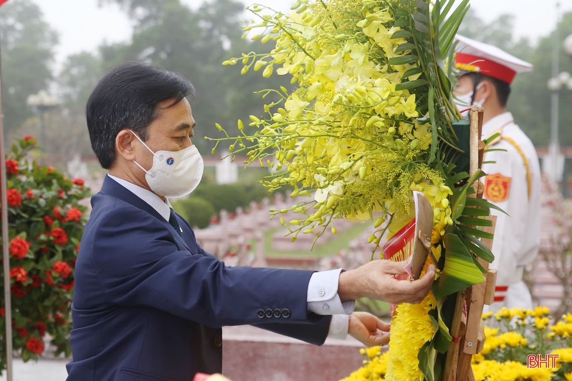 Lãnh đạo tỉnh Hà Tĩnh dâng hương tưởng niệm Chủ tịch Hồ Chí Minh và các anh hùng, liệt sỹ