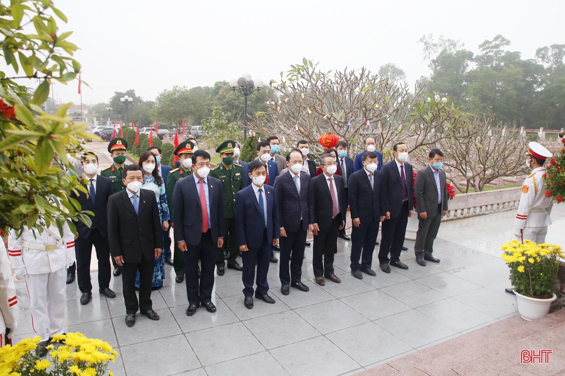 Lãnh đạo tỉnh Hà Tĩnh dâng hương tưởng niệm Chủ tịch Hồ Chí Minh và các anh hùng, liệt sỹ