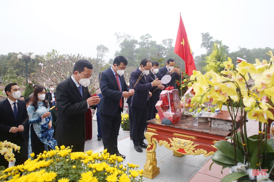 Lãnh đạo tỉnh Hà Tĩnh dâng hương tưởng niệm Chủ tịch Hồ Chí Minh và các anh hùng, liệt sỹ