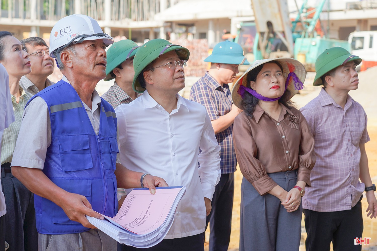 Đồng chí Nguyễn Duy Lâm - Ủy viên Trung ương Đảng, Bí thư Tỉnh ủy, Trưởng đoàn ĐBQH tỉnh kiểm tra tiến độ 2 dự án trường học nội trú liên cấp vùng biên sáng 2/6.