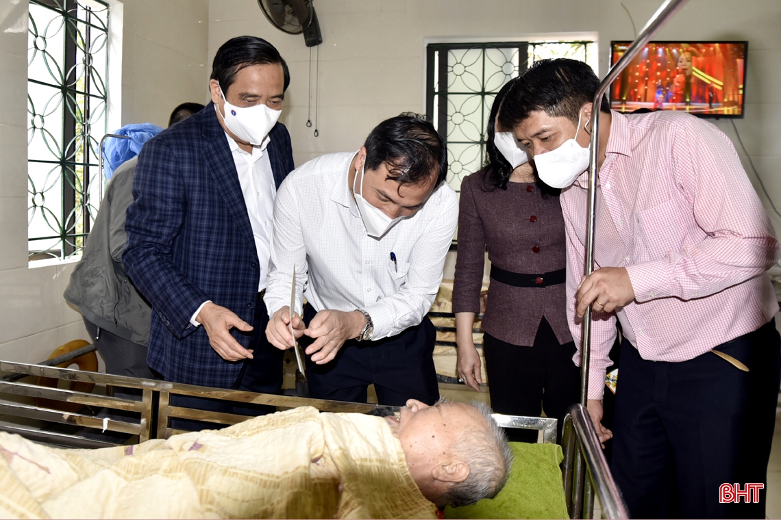 Chủ tịch Hội Người cao tuổi Việt Nam tặng quà, chúc tết tại Hà Tĩnh