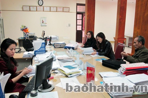 Bộ phận giao dịch một cửa BHXH Hà Tĩnh phục vụ khách hàng. Bộ phận giao dịch một cửa BHXH Hà Tĩnh phục vụ khách hàng.