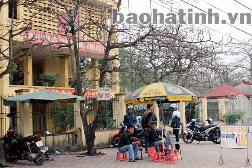 Bãi giữ xe trên vỉa hè thuộc sự quản lý của Công an huyện Cẩm Xuyên