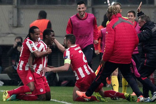 Các cầu thủ Olympiakos ăn mừng bàn thắng vào lưới M.U - Ảnh: Reuters