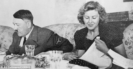 Trùm Phát-xít Đức Adolf Hitler bên người tình Eva Braun.