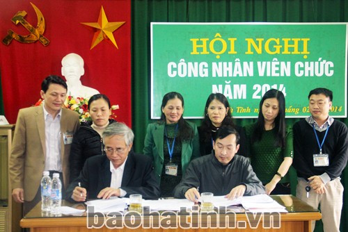 Tổ chức Công đoàn và đạo diện BBT Báo Hà Tĩnh ký giao ước thi đua năm 2014