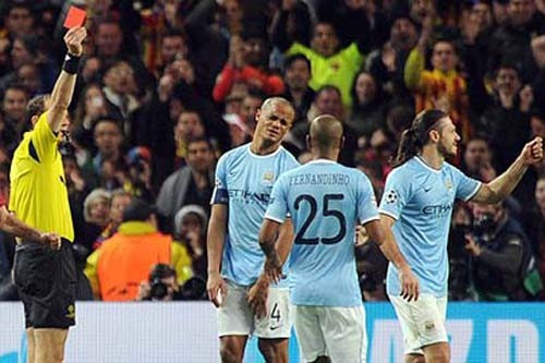 Những sai lầm của trọng tài khiến các đội bóng Anh gặp nhiều bất lợi (Ảnh: AP) Những sai lầm của trọng tài khiến các đội bóng Anh gặp nhiều bất lợi (Ảnh: AP)