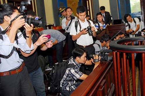 Nhà báo tác nghiệp tại một phiên tòa