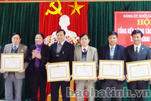 Chi bộ Ban Tổ chức Tỉnh ủy và các đơn vị đạt TSVM tiêu biểu năm 2013 nhận giấy khen của Đảng ủy Khối các cơ quan tỉnh.