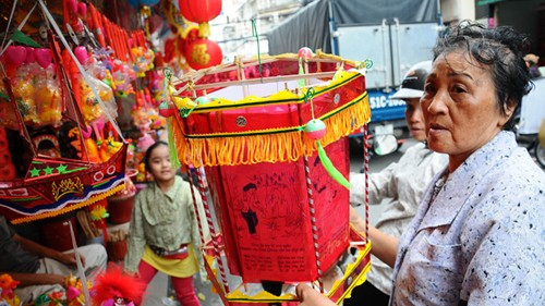 Đèn lông Việt Nam sản xuất có in hình Thánh Gióng Đèn lông Việt Nam sản xuất có in hình Thánh Gióng