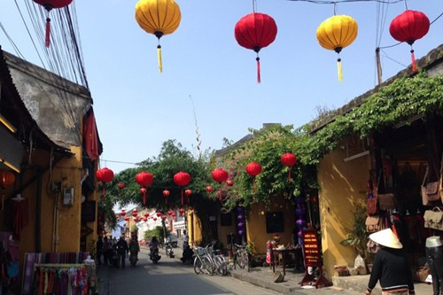 Những chiếc đèn lồng Hội An được làm bằng tre, gỗ và dán bằng lụa đã mang lại nét đẹp riêng cho không gian phố cổ - Ảnh: Kim Em Những chiếc đèn lồng Hội An được làm bằng tre, gỗ và dán bằng lụa đã mang lại nét đẹp riêng cho không gian phố cổ - Ảnh: Kim Em