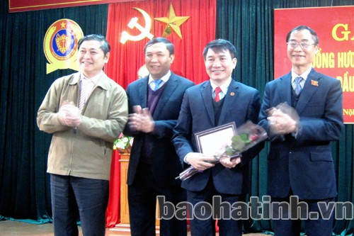 Chủ nhiệm Ủy ban KHCN&MT Quốc hội, lãnh đạo huyện Can Lộc và Trưởng Ban liên lạc Hội đồng hương Can Lộc tại Hà Nội tặng hoa chúc mừng Giáo sư Trần Đình Hòa