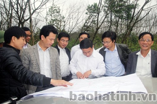 Các Phó Chủ tịch UBND tỉnh: Lê Đình Sơn, Đặng Quốc Khánh kiểm tra thực địa tại xã Kỳ Thượng, huyện Kỳ Anh