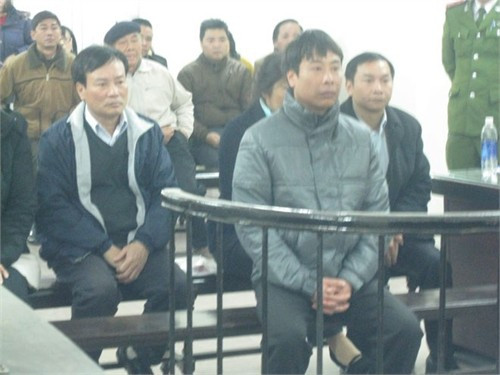 Các bị cáo (hai hàng ghế đầu) tại tòa.