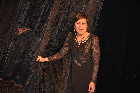 Gần 30 năm sống trong sự dối trá với chính bản thân mình khiến chị Loan phải bật lên câu hỏi "Sao tôi lại ngu thế?".