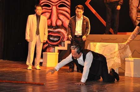 Sự sụp đổ hoàn toàn của ông Quân về gia đình vốn được coi là nề nếp, gia phong.