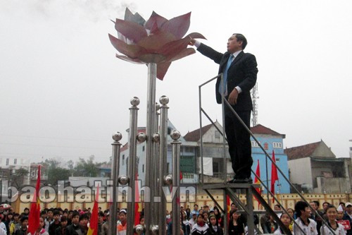 Lãnh đạo huyện châm đuốc