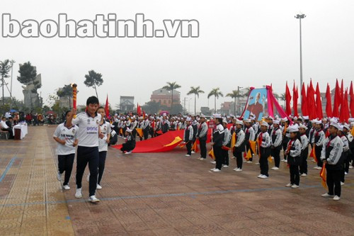 Rước đuốc qua lễ đài