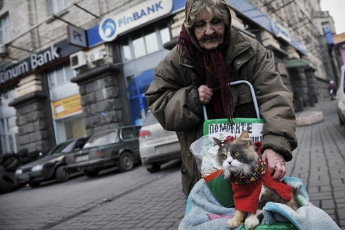 Chính trường bất ổn khiến cuộc sống người dân Ukraina thêm khó khăn. Ảnh: AFP/TTXVN
