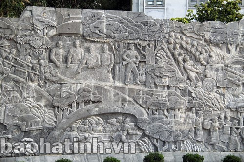 Bức phù điêu tái hiện lại những thời khắc bộ đội ta tiến đánh lên Điện Biên Phủ