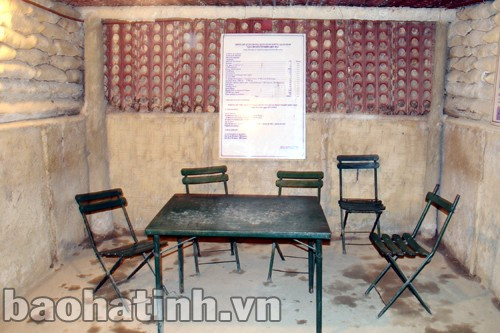 Phòng họp bàn kế hoạch tác chiến của các tướng lĩnh Pháp trong hầm Đờ Cát