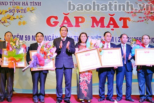 ... và vinh danh 9 thầy thuốc ưu tú khác đã có nhiều hy sinh, cống hiến cho sự nghiệp chăm sóc sức khỏe nhân dân.