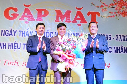 Bí thư Tỉnh ủy Nguyễn Thanh Bình trao tặng danh hiệu Thầy thuốc nhân dân cho bác sỹ Trần Xuân Dâng...