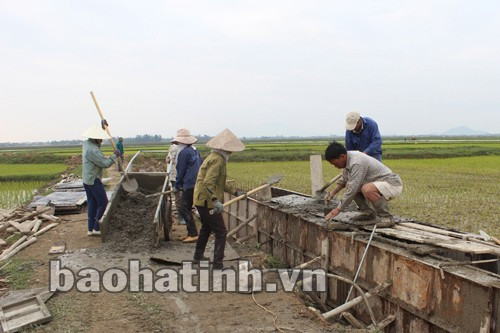 Bà con nông dân Thạch Môn góp sức làm thủy lợi nội đồng