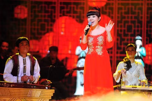 Bùi Lê Mận trong phút thăng hoa cùng "Điệu ví dặm là em". Ảnh: internet