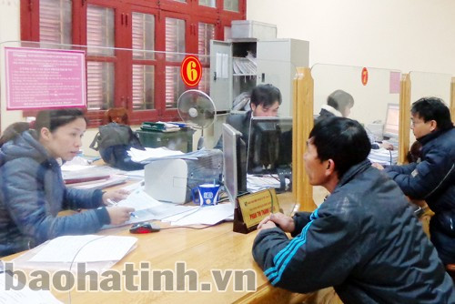 Cán bộ Ngân hàng No&PTNT Can Lộc hướng dẫn khách hàng làm thủ tục vay vốn. Ảnh: Tuấn Hiển