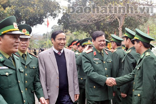 ... động viên cán bộ, chiến sĩ Đồn BP CKQT Cầu Treo...