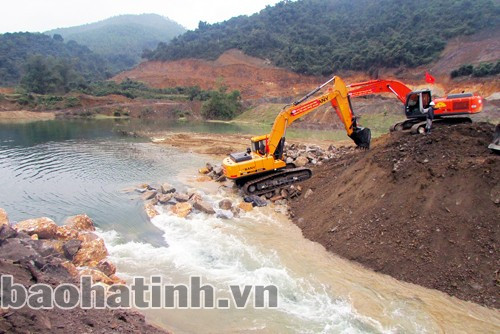 Chặn dòng đợt 1 công trình thủy lợi Ngàn Trươi - Cẩm Trang (ngày 11/01/2014)