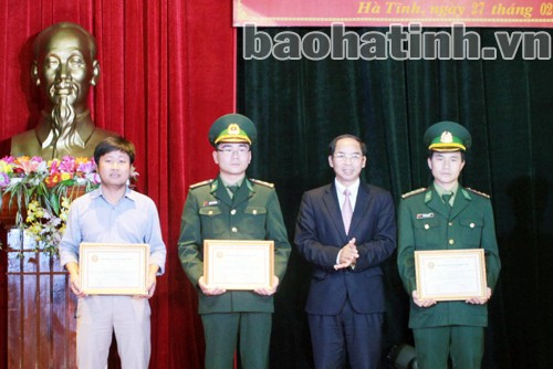 Phó Chủ tịch UBND tỉnh Nguyễn Thiện trao giải A cho đại diện các nhóm tác giả